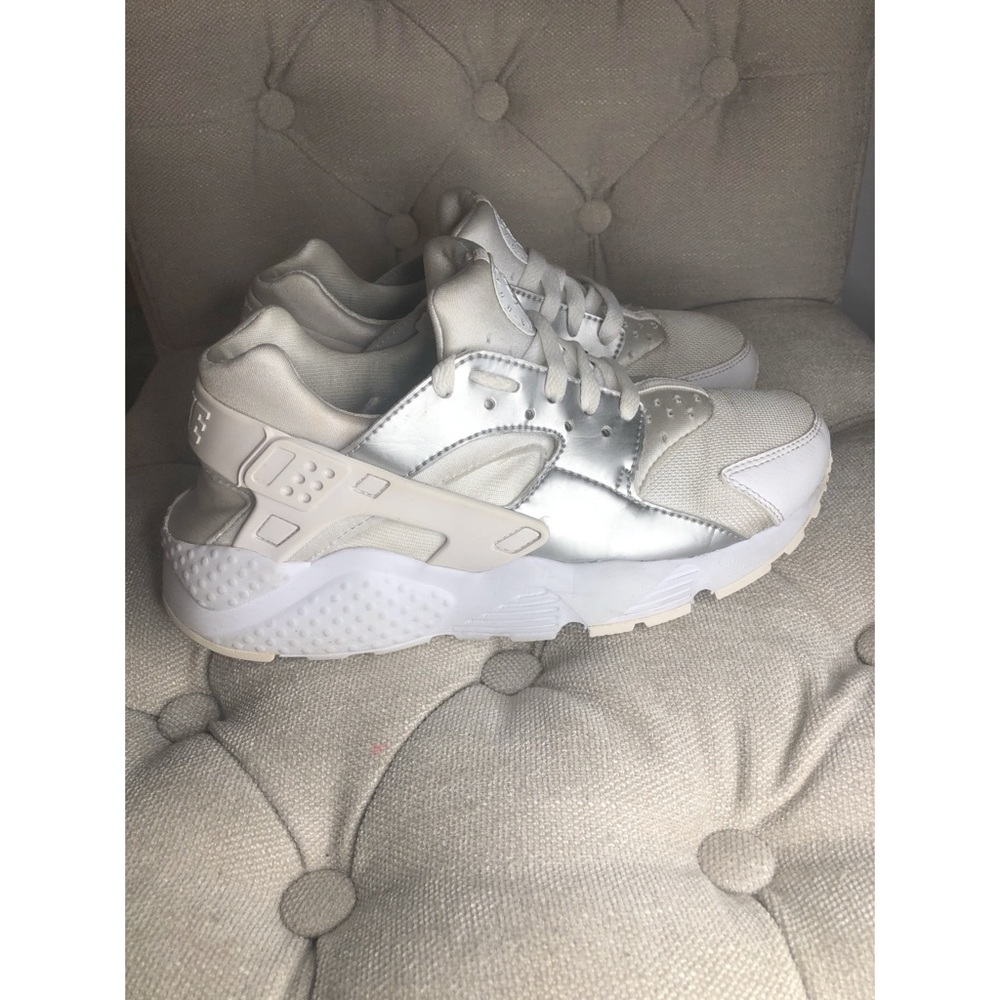 NIKE white/holographic huaraches ✔️🤍